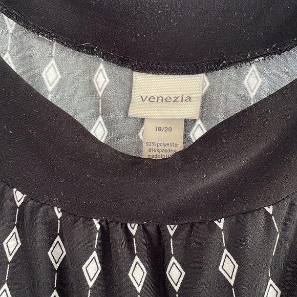 Womens plus sized tunic - Picture 2 of 2